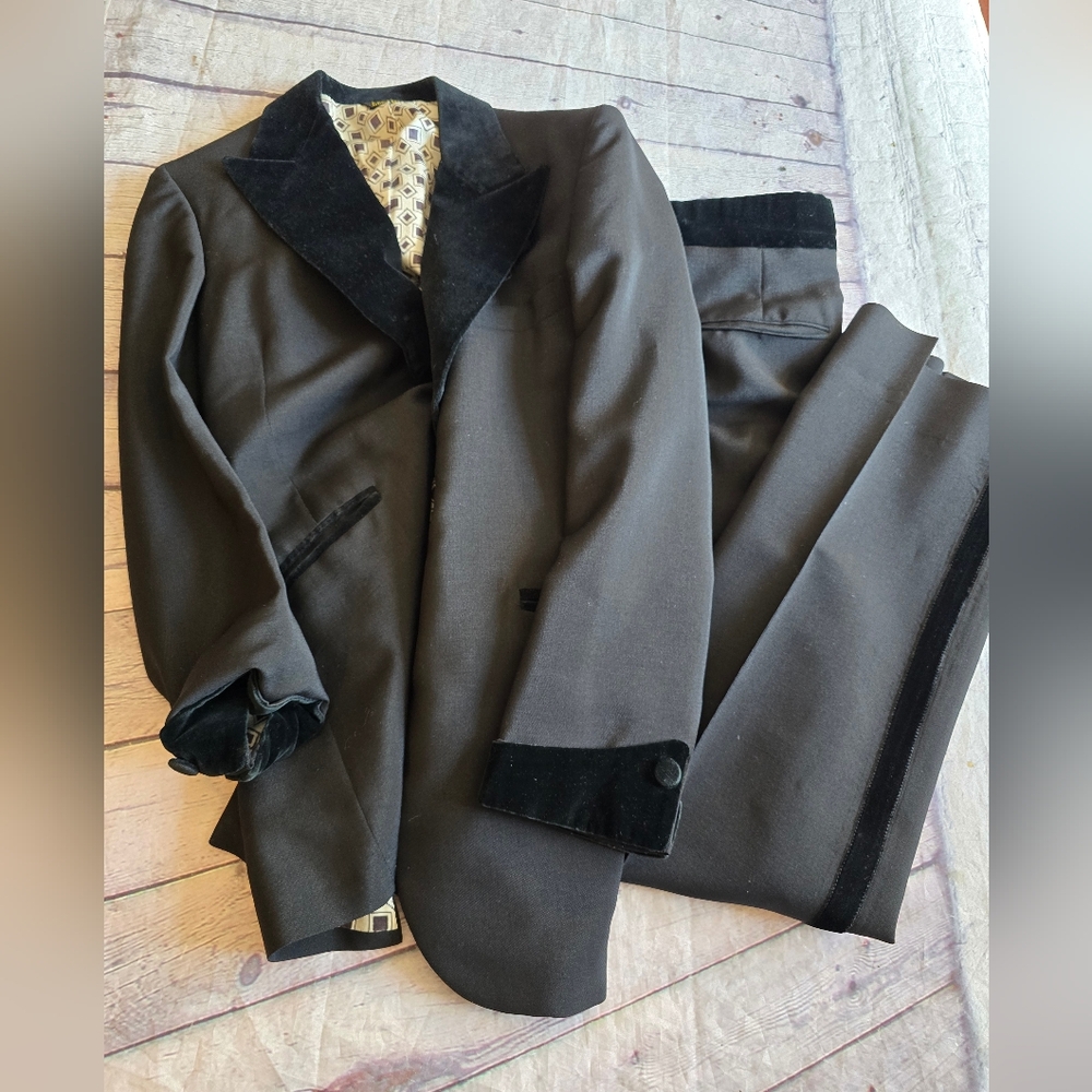 LORD WEST BLACK VELVET TRIM BLACK TUXEDO LINING PATTERNED SUIT TWO VENT SIZE 40R